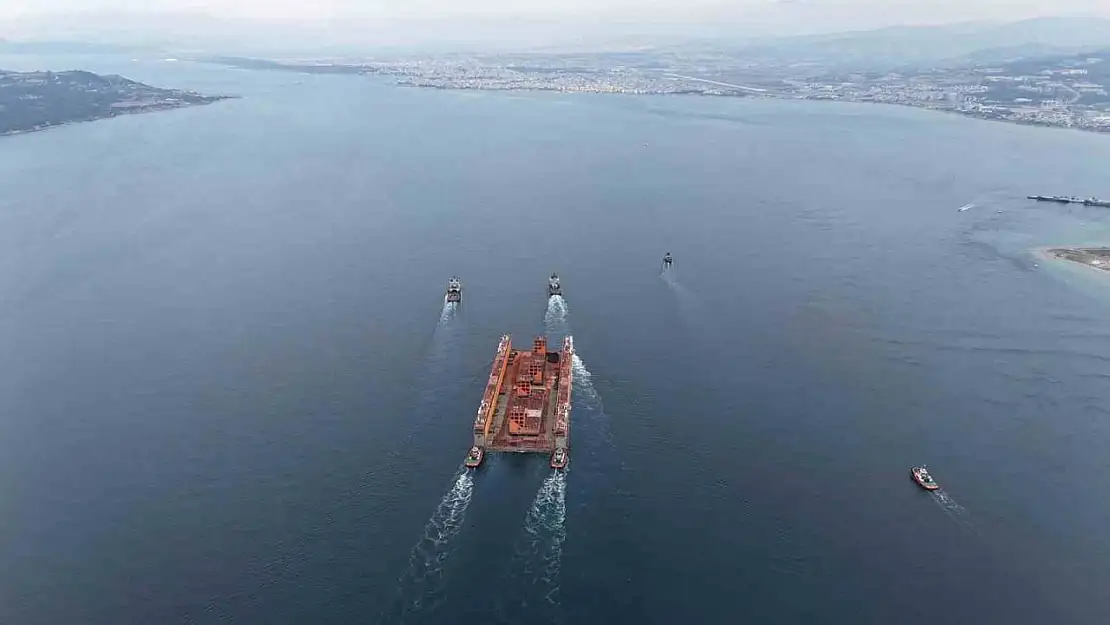 Dev Yüzer Havuz 'Dourado' Çanakkale Boğazı'ndan geçiyor