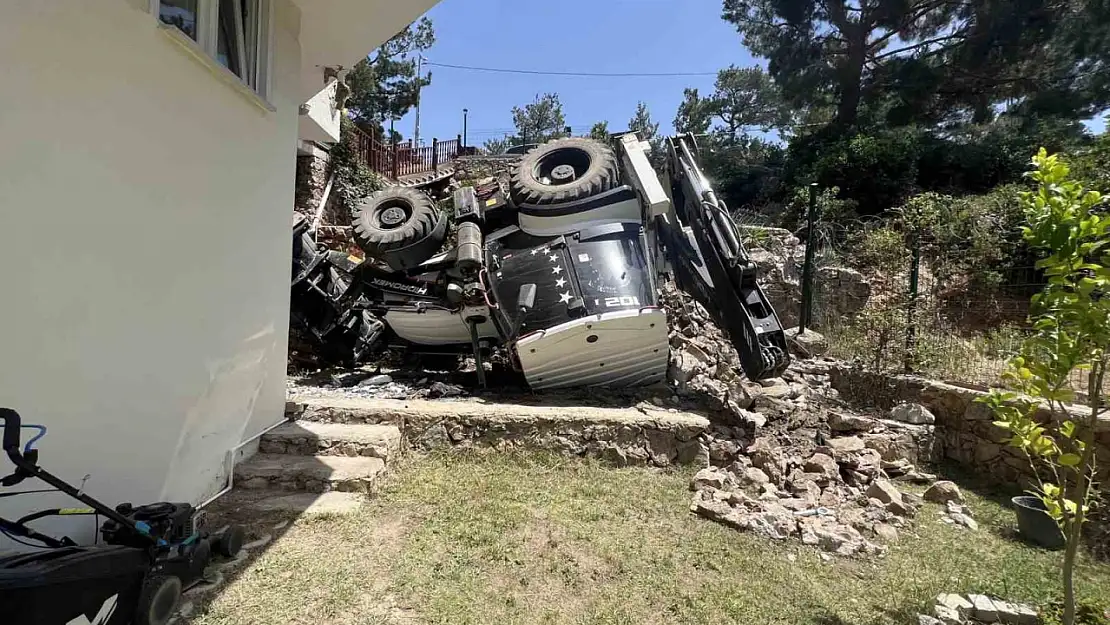 Devrilen iş makinesinin altında kalan çocuk hayatını kaybetti