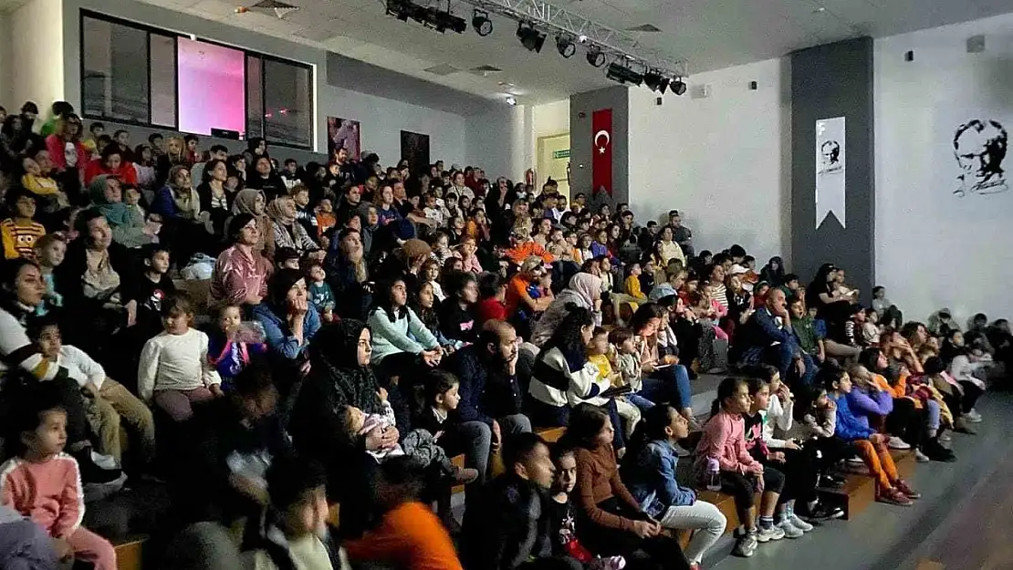 Didim'de çocuklar için sinema günleri devam ediyor