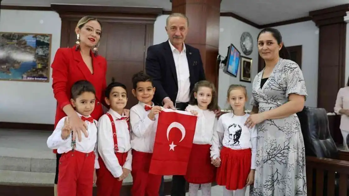 Didimli miniklerden Başkan Atabay'a sürpriz ziyaret