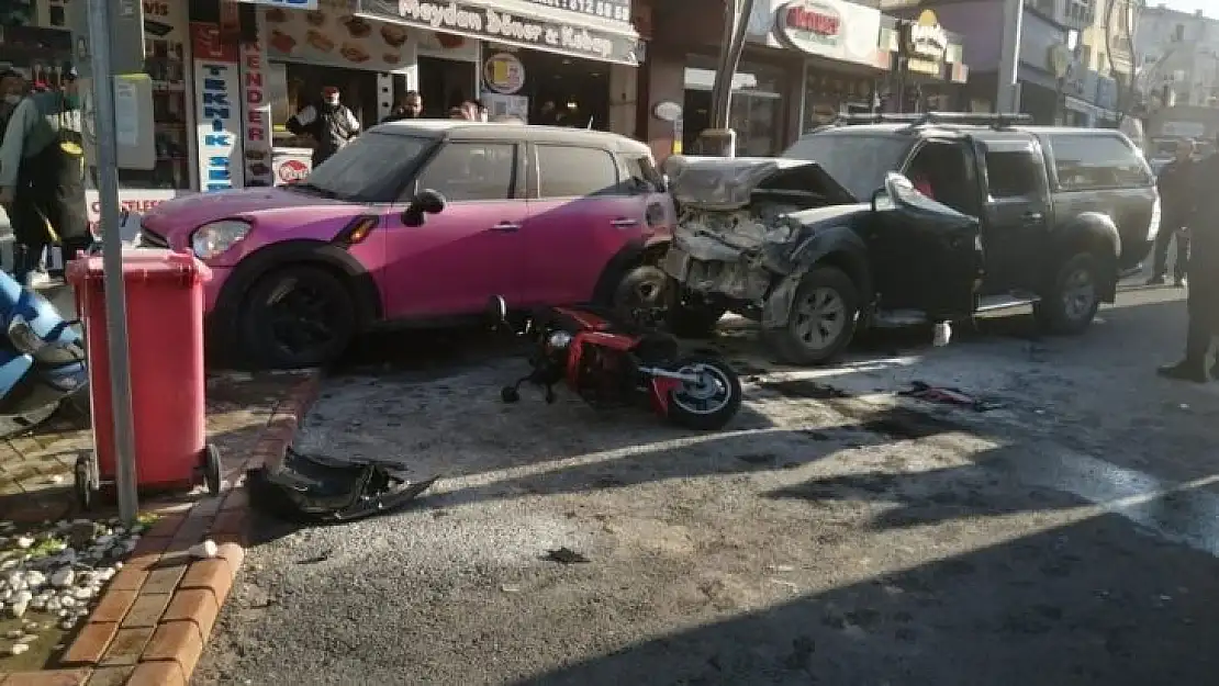 Direksiyonda rahatsızlandı, araçlara çarparak durabildi: 4 yaralı