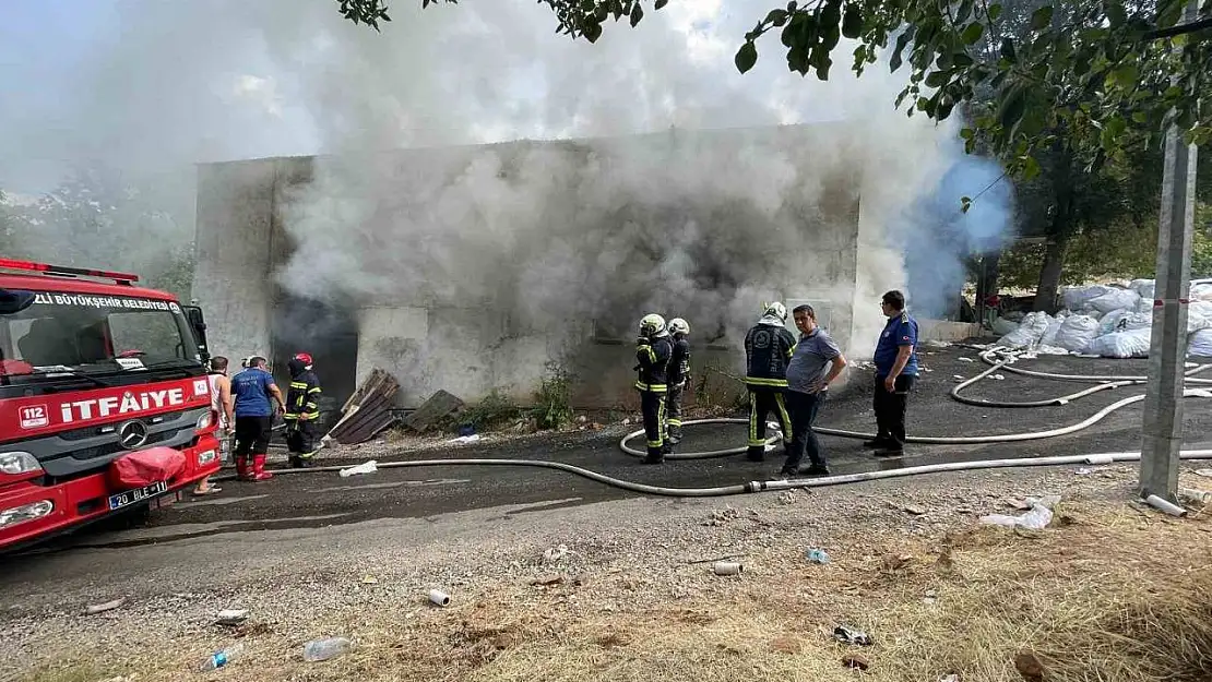 Dokuma atölyesindeki yangın işyerini kullanılamaz hale getirdi