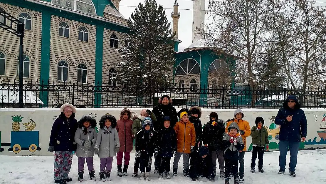 Domaniç'te çocuklar mevsimin ilk karını dualarla karşıladı