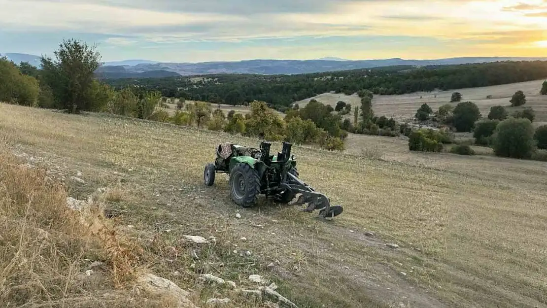 Domaniç'te devrilen traktörün altında kalan çiftçi hayatını kaybetti