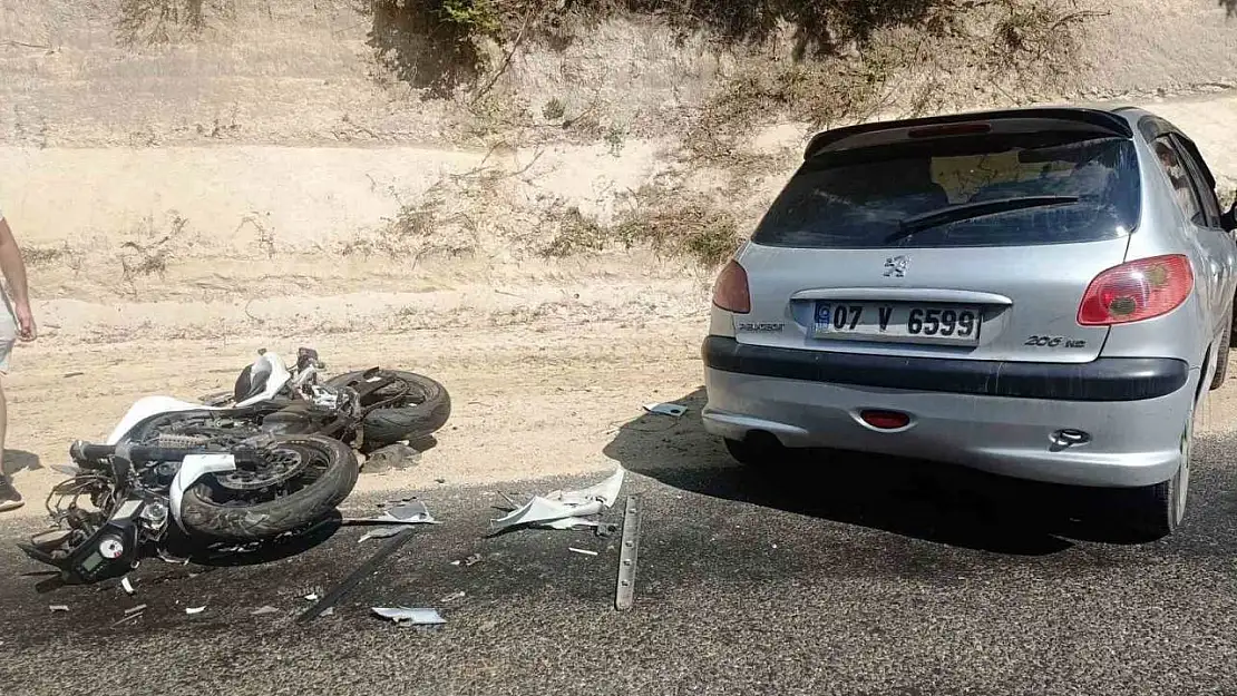 Domaniç'te motosiklet ile otomobilin çarpışması sonucu 2 kişi yaralandı