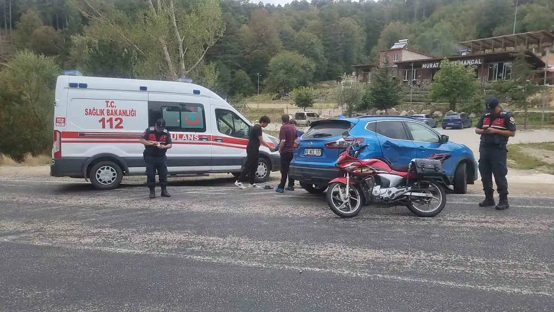 Domaniç'te otomobil ile motosiklet çarpıştı: 1 yaralı