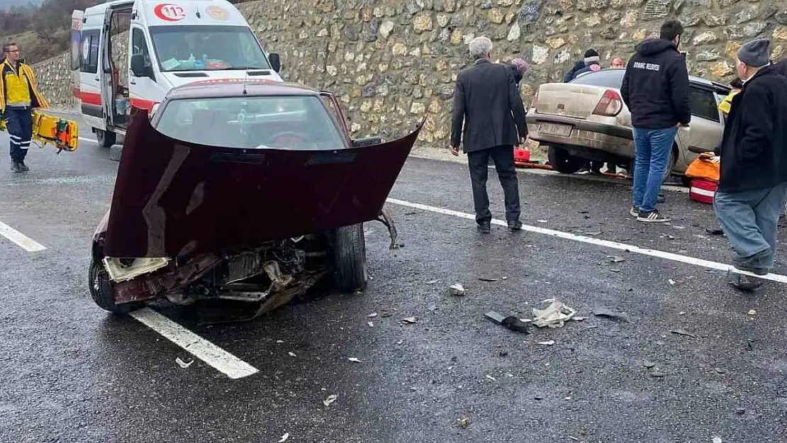 Domaniç'te trafik kazası: 3 yaralı
