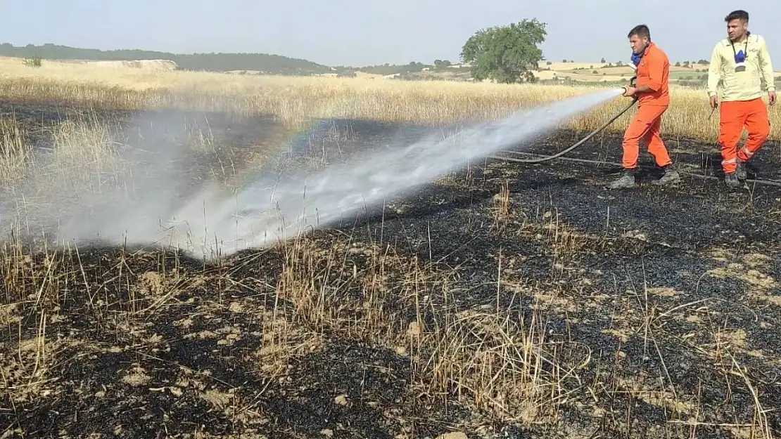 Dumlupınar'da tarım arazisindeki yangın büyümeden söndürüldü