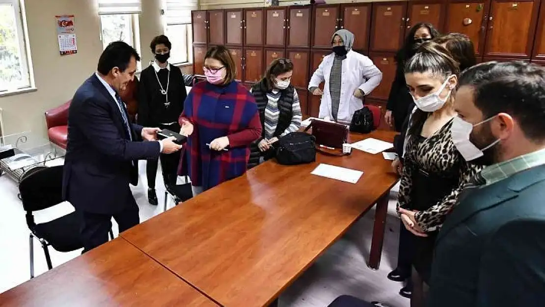 Dündar'dan öğretmenlere anlamlı hediye