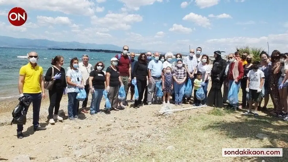 Dünya Çevre Günü'nde plajda çöp topladılar