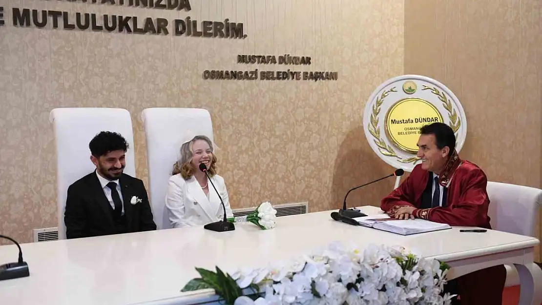 Dünya evine giren çifte Dündar'dan sürpriz