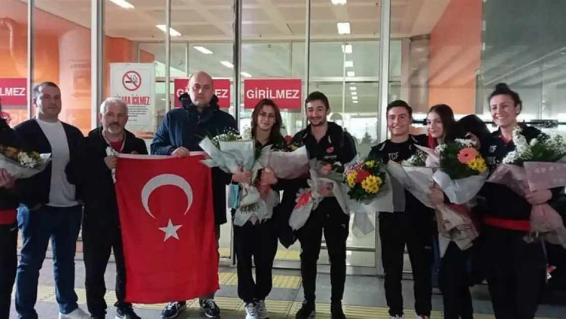 Dünya şampiyonu cimnastikçiler, İzmir'de karşılandı