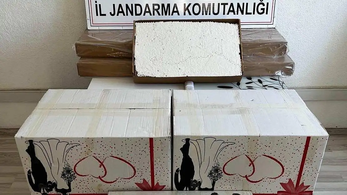 Durdurulan araçtan 251 bin adet makaron çıktı