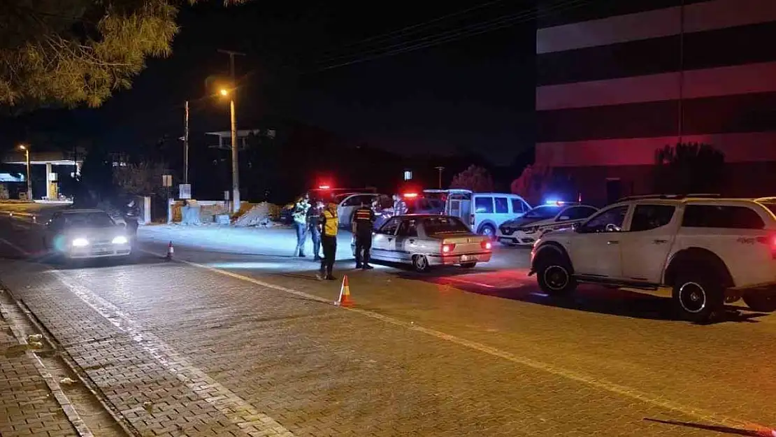 Durdurulan araçtan ruhsatsız tüfek ve tabanca ele geçirildi