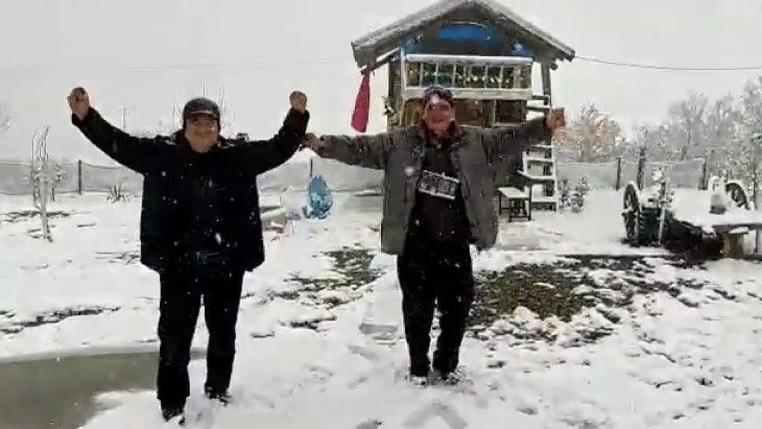 Dursunbey'de kar yağışı ilçeyi kısa sürede beyaza bürüdü