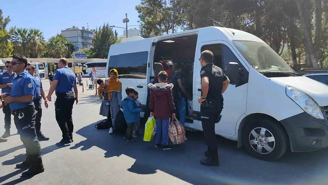 Düzensiz göçmenlerin cevabı polisi bile şaşırttı: 'Düğüne katılmak için geldik'