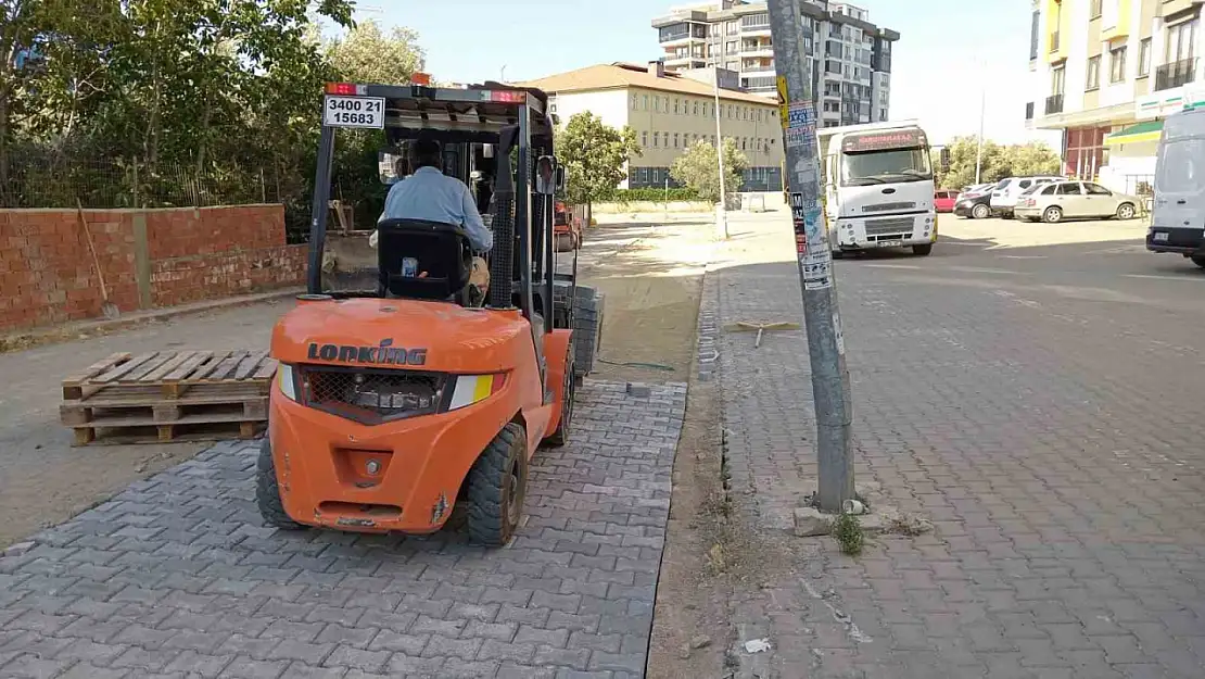 Edremit Belediyesi Kadıköy Mahallesi'nde yolları düzenliyor