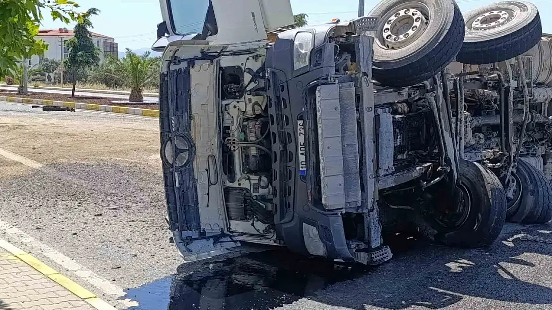 Edremit'te lastiği patlayan tır karayolunu trafiğe kapattı