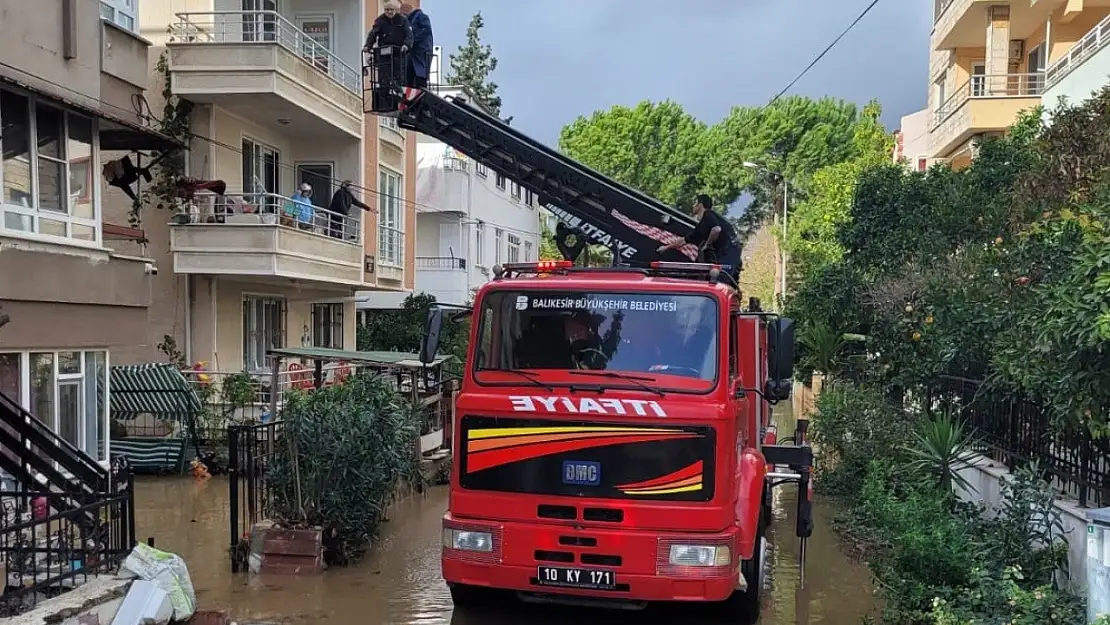 Edremit'te selde mahsur kalanların yardımına itfaiye merdiven ile yetişti