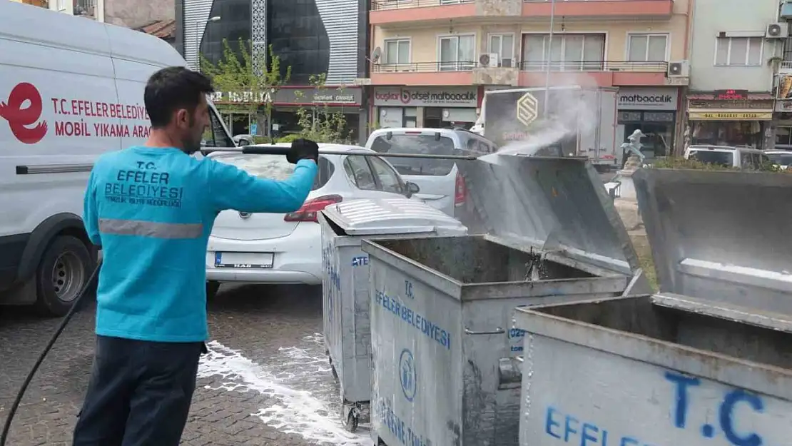 Efeler Belediyesi çöp konteynerlerini yıkayıp dezenfekte ediyor