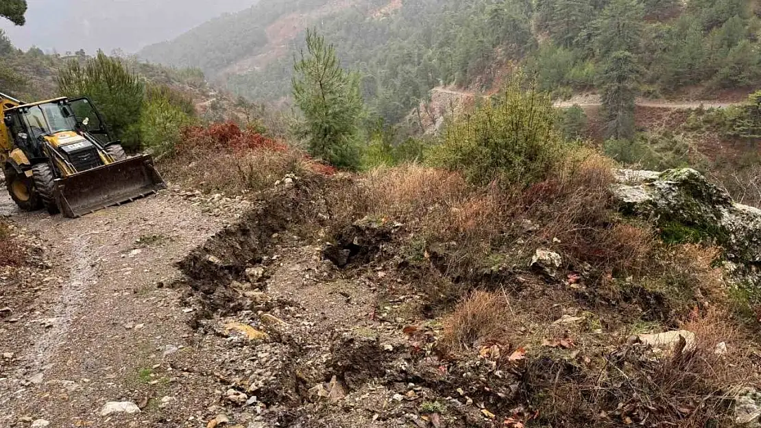 Efeler Belediyesi ekiplerinden kapanan yollara hızlı müdahale