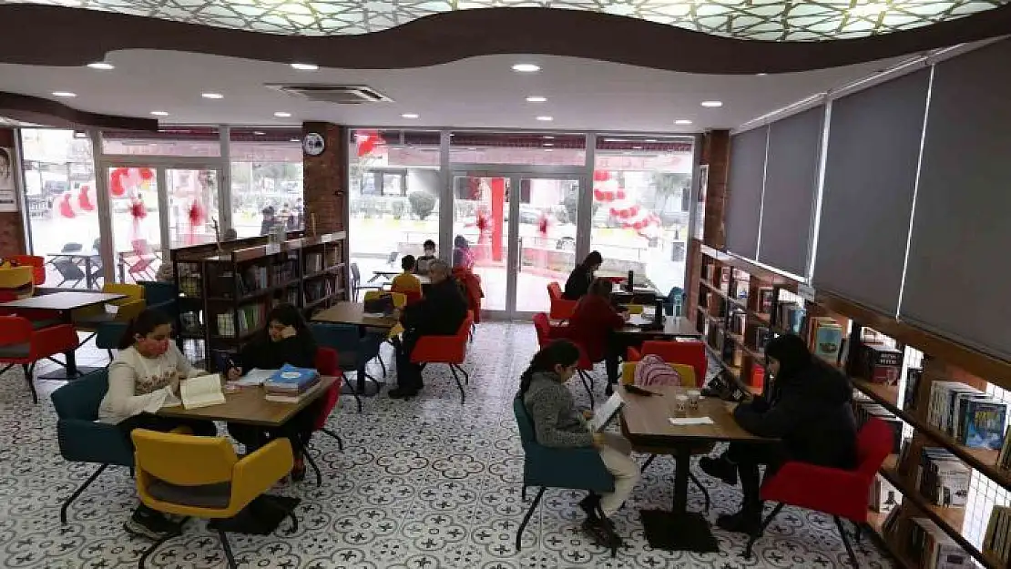 Efeler'de hizmete açılan 4'üncü Kitap Kafe gençlerin ilgi odağı oldu