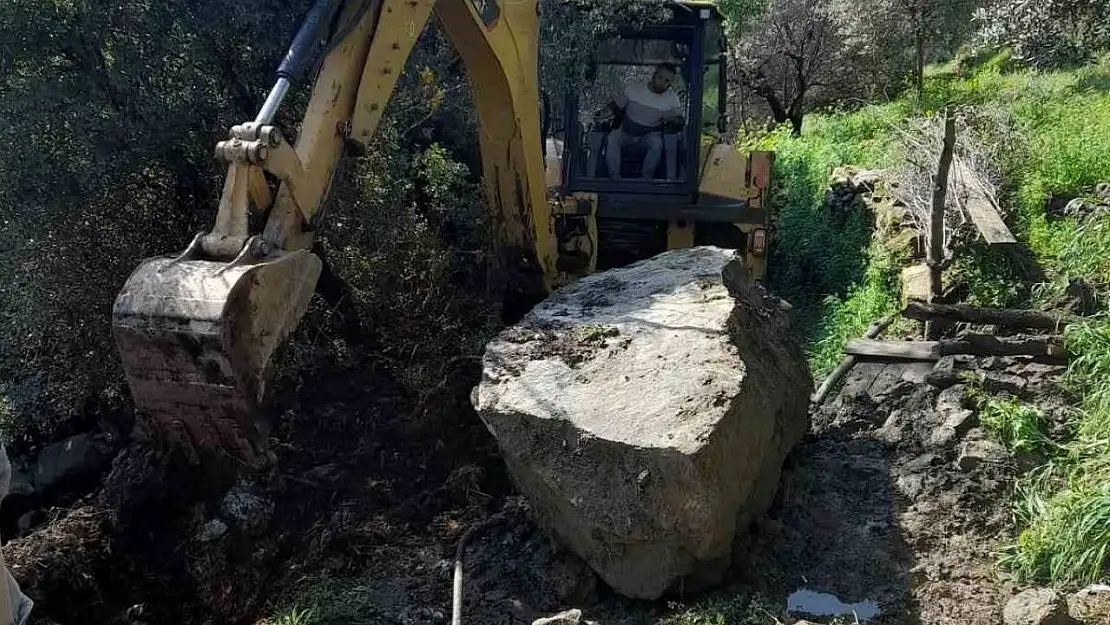 Efeler'de kapanan yola hızlı müdahale