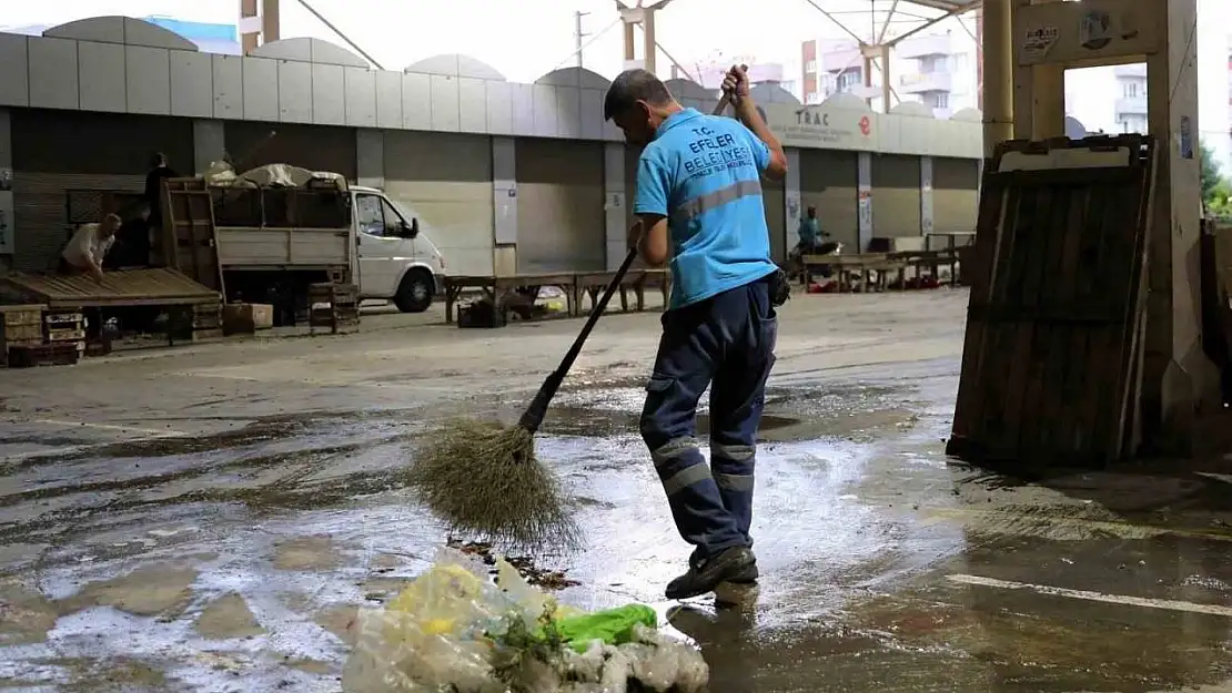 Efeler'de temizlik çalışmaları sürüyor