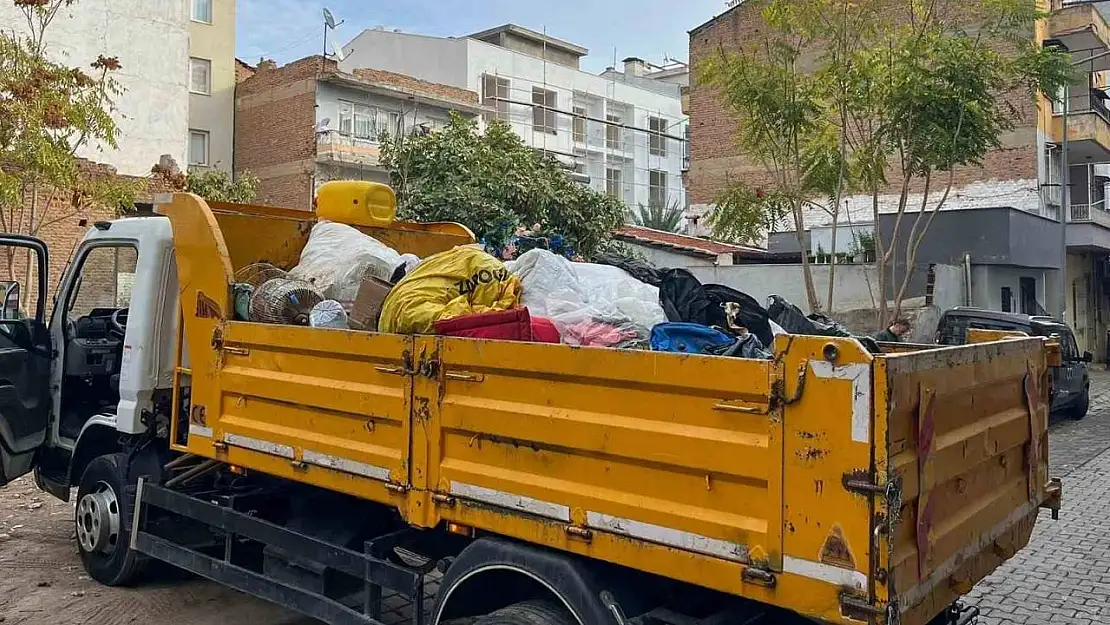 Efeler'deki evden 2 kamyon çöp çıktı