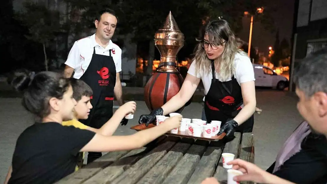 Efeler halkı Başkan Atay'ın ikramıyla serinledi