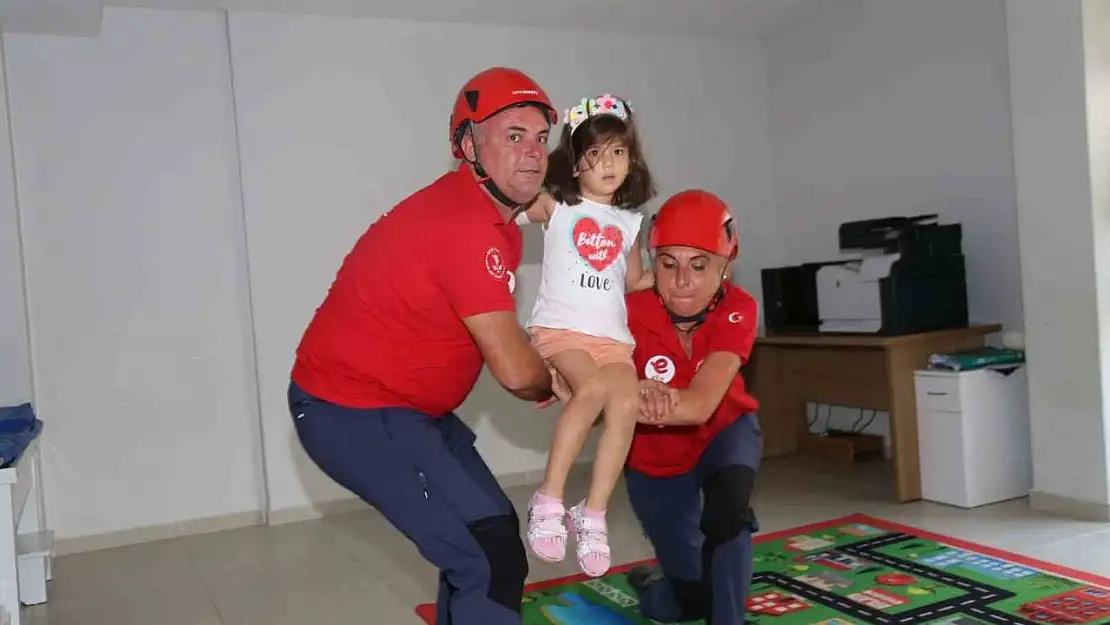Efeler'in çocuklarına deprem eğitimi verildi