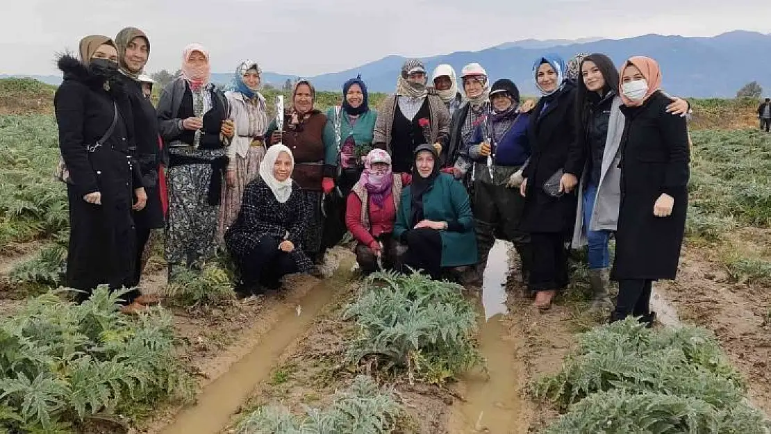 Efelerli AK Kadınlar '8 Mart'ta tarlaya indi