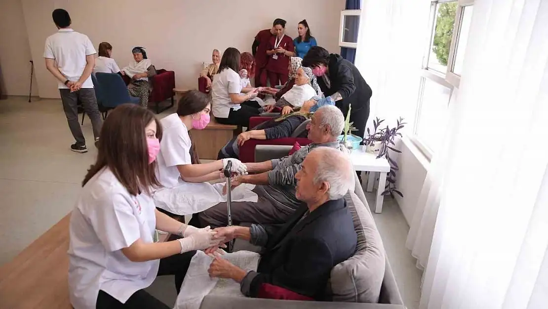 Eğitim gören büyüklere Alzheimer Yaşam Merkezi'nde cilt bakımı