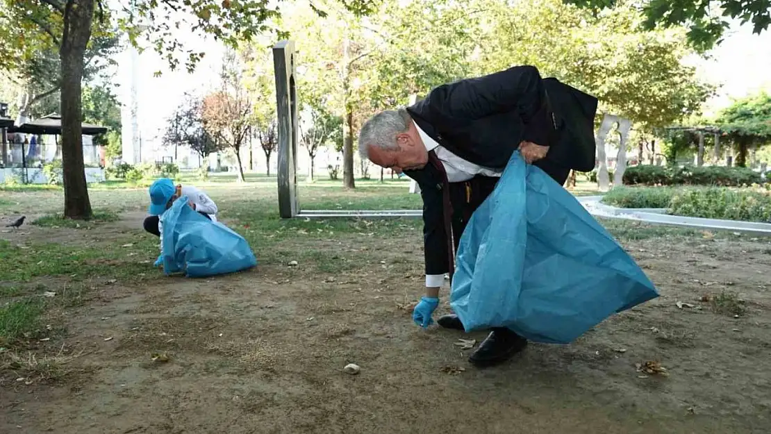 Eline çöp poşeti alan başkan, parkı köşe bucak temizledi