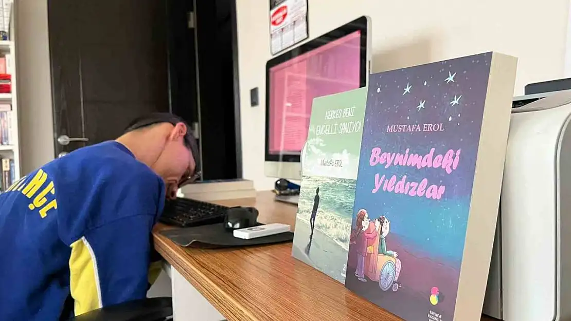 Ellerini kullanamayan Erol, burnuyla 328 sayfalık kitap yazdı