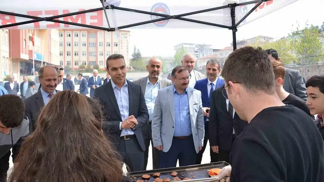 Emet Ashaboğlu Ortaokulu'nda deprem bölgesi için hayır çarşısı