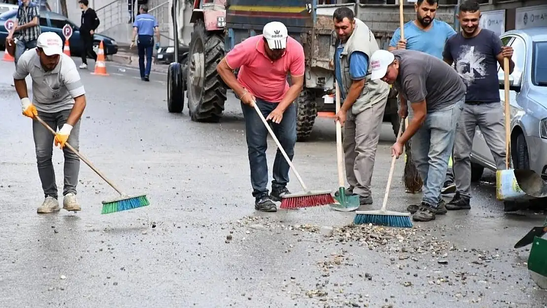 Emet Belediyesinden yoğun yağış sonrası onarım ve temizlik çalışması