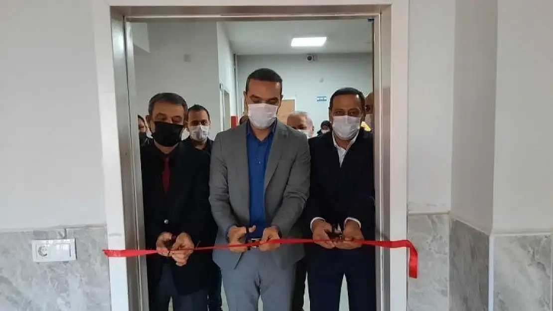Emet Mehmet Akif Ersoy İlkokul'una kütüphane