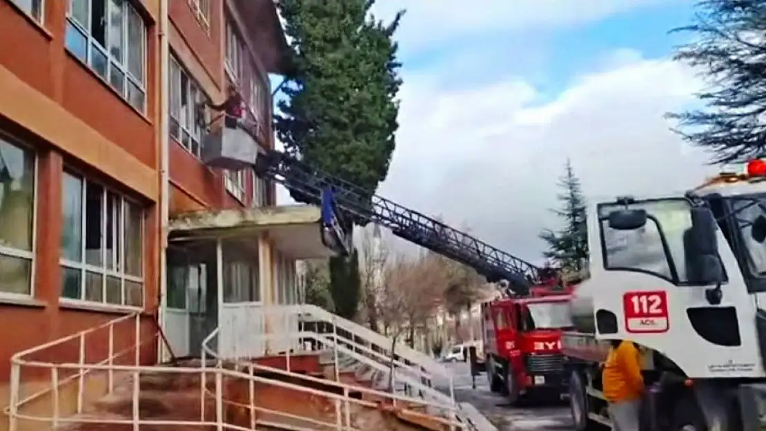 Emet'te eski hastane binasında çıkan yangın büyümeden söndürüldü