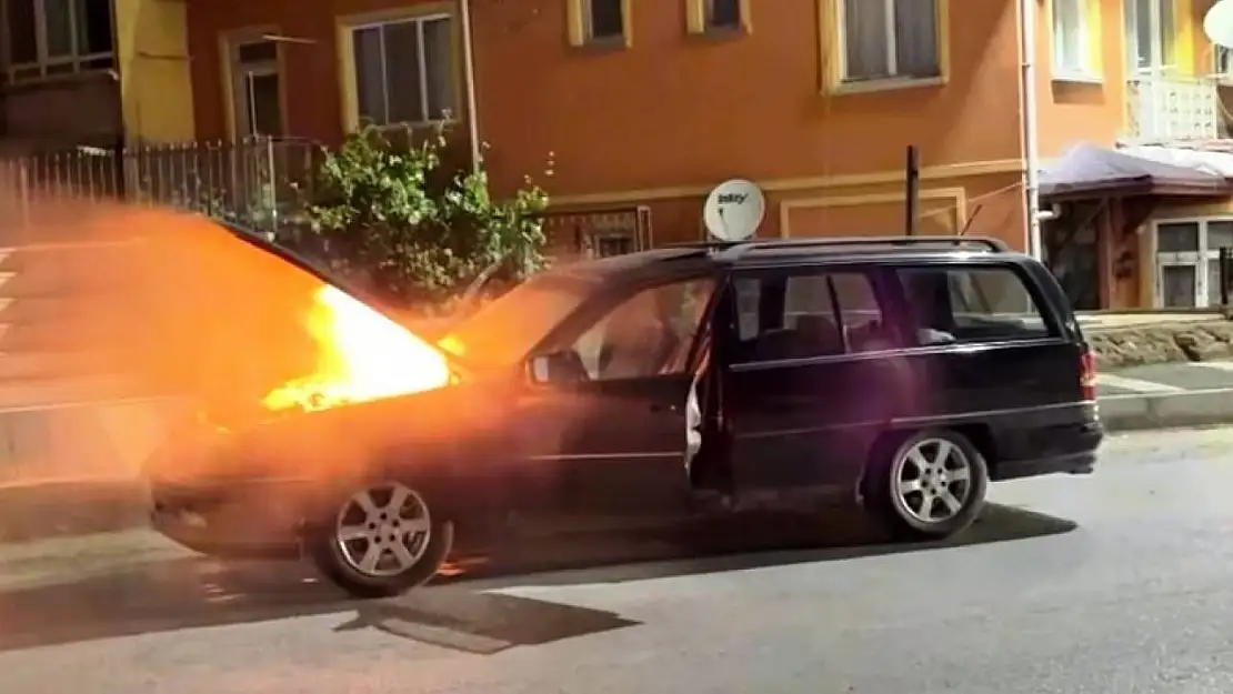 Emet'te seyir halindeki araçta yangın
