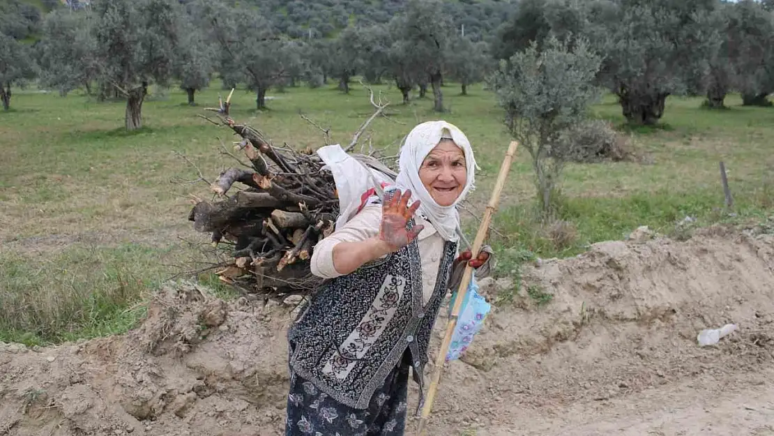 Emine Teyze, sırtında yük değil sevgisini taşıyor