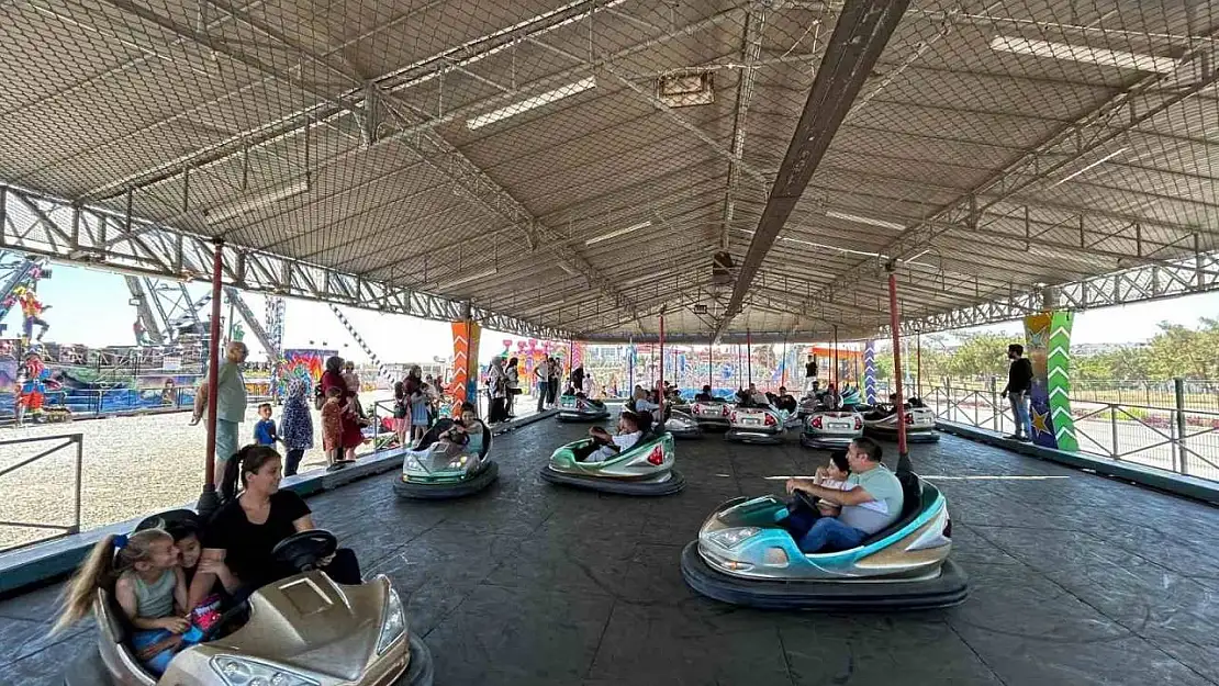 Engel tanımayan gençler lunaparkta gönüllerince eğlendi