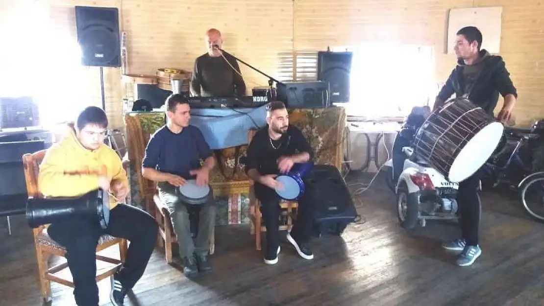 Engelli çocuklar müzik gurubu büyüklerine örnek oluyor