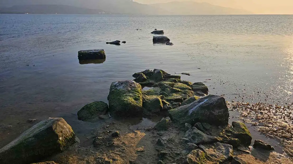 Erdek Körfezi'nde deniz çekildi, antik liman gün yüzüne çıktı