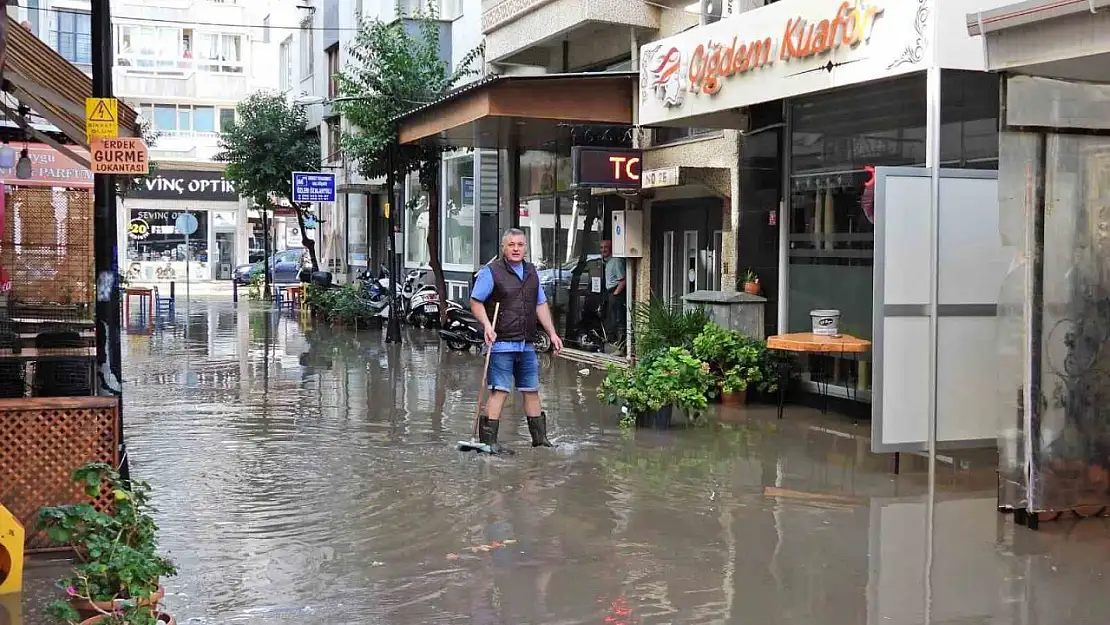 Erdek'te 10 dakikalık yağış sonrası altyapı sorunu yine gündemde