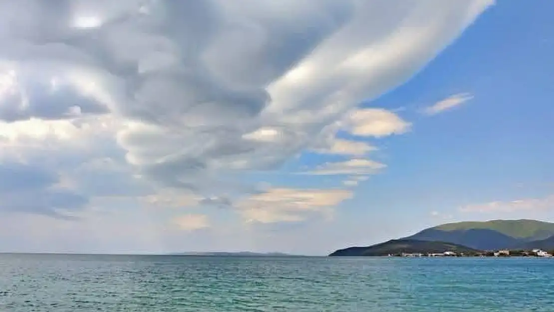 Erdek ve Adalar üzerindeki bulutlar ilgi çekti