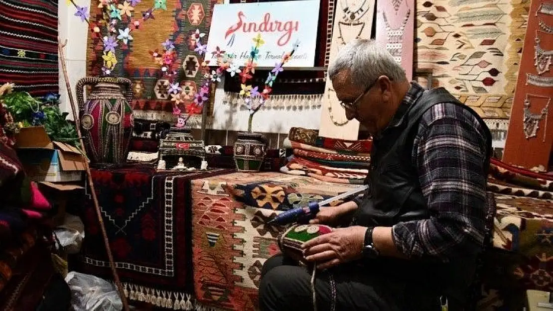 Eski küpler, tarihi elbiseler ve eski keçeler sanat eseri oluyor