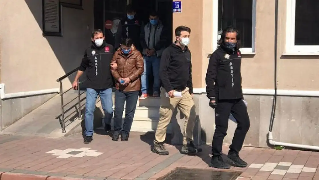 Ev sahiplerinin uyuduğu sırada hırsızlık yapan şüpheliler Bursa'da yakalandı