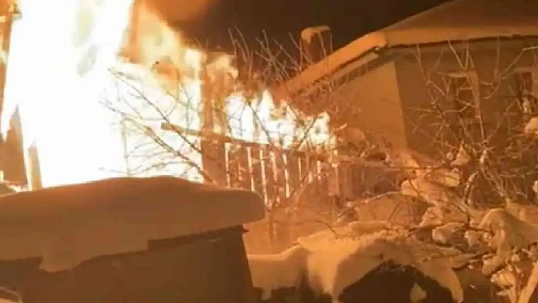 Evi alev alev yanan vatandaşı 'Yat kalk dua et, uykudayken yakalanmadın' diyerek teselli ettiler