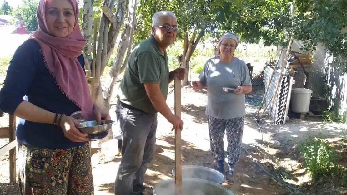 Evlerde aşure kazanları bolluk ve bereket için kaynıyor